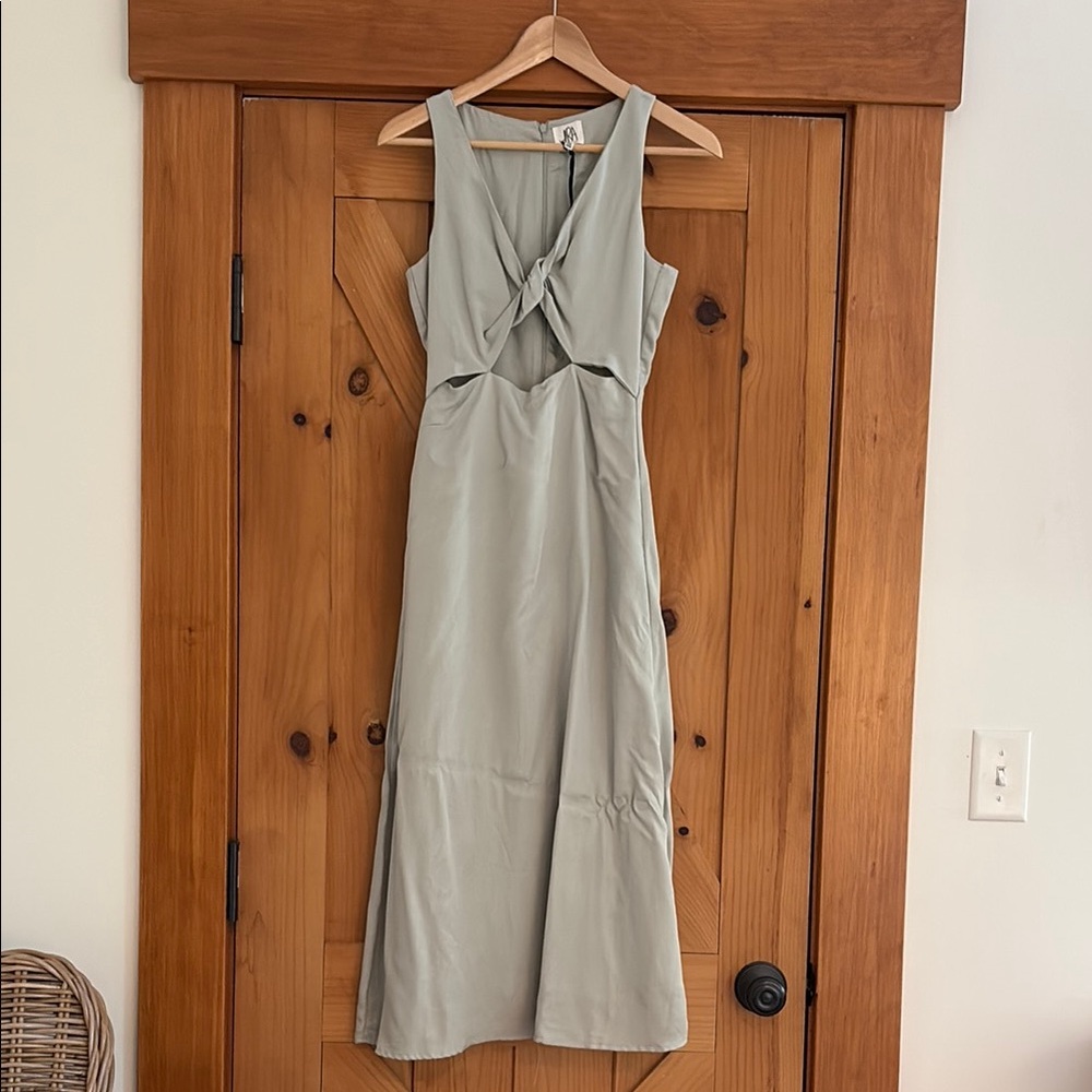 Elegant Sleeveless Dress in Sage Green